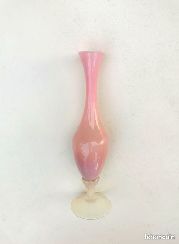 Vase en Opaline rose sur pied en verre soufflé d' Italie (image 3)