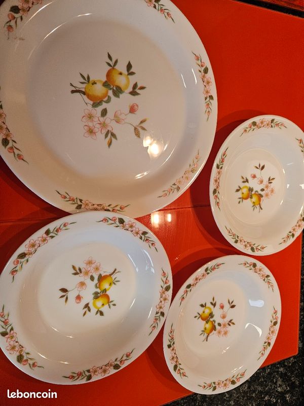 Lot plat et 3 assiettes creuses pommes fleurs (image 1)