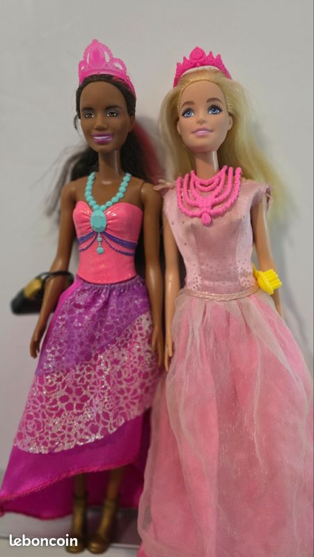 Lot 2 barbies + voiture 4 places
Avec vetemenrs et accomme indiqués sur les photos (image 6)