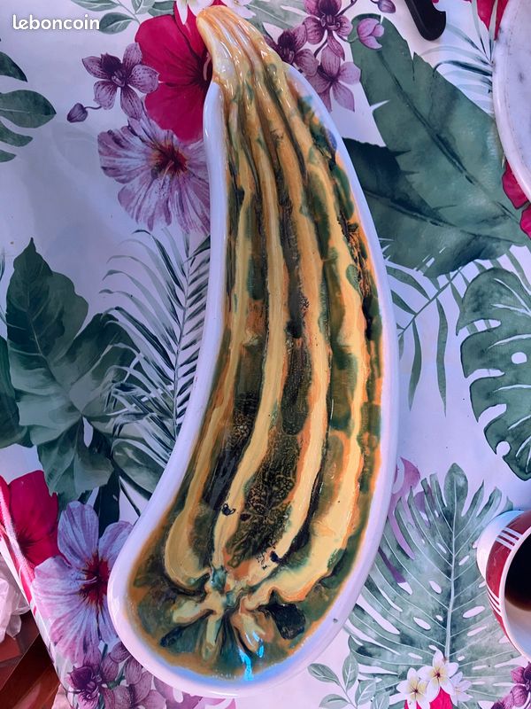 Joli plat en forme de courgette (image 1)