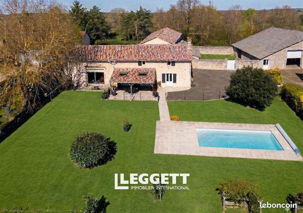 Maison 10 pièces 236 m² · à Valence-en-Poitou · 236 m² · 371 000 €