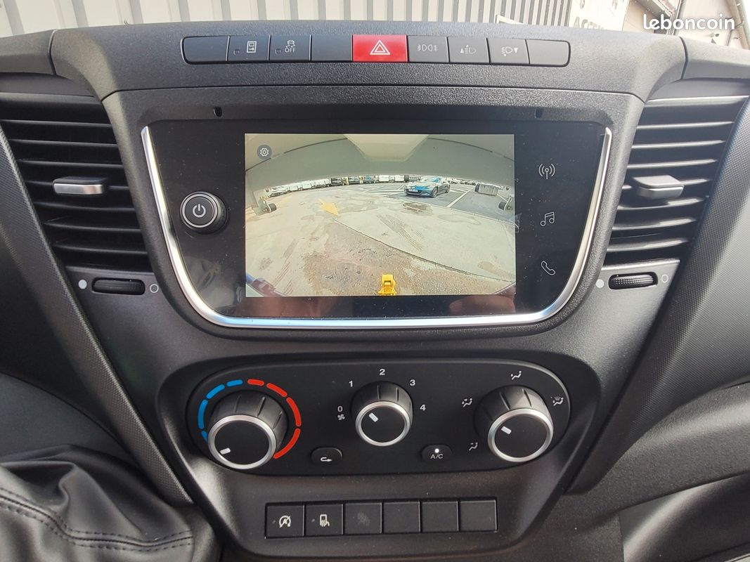 IVECO DAILY 35C14 SIMPLE CABINE BENNE COFFRE 03 PLACES comme NEUF avec ATTELAGE + CAMÉRA RECUL + SIÈGE CHAUFFEUR SUSPENDU + SUSPENSION RENFORCÉE 13 LAMES / GARANTIE 24 MOIS ( Prix de Vente 39 990 HT ) (image 8)