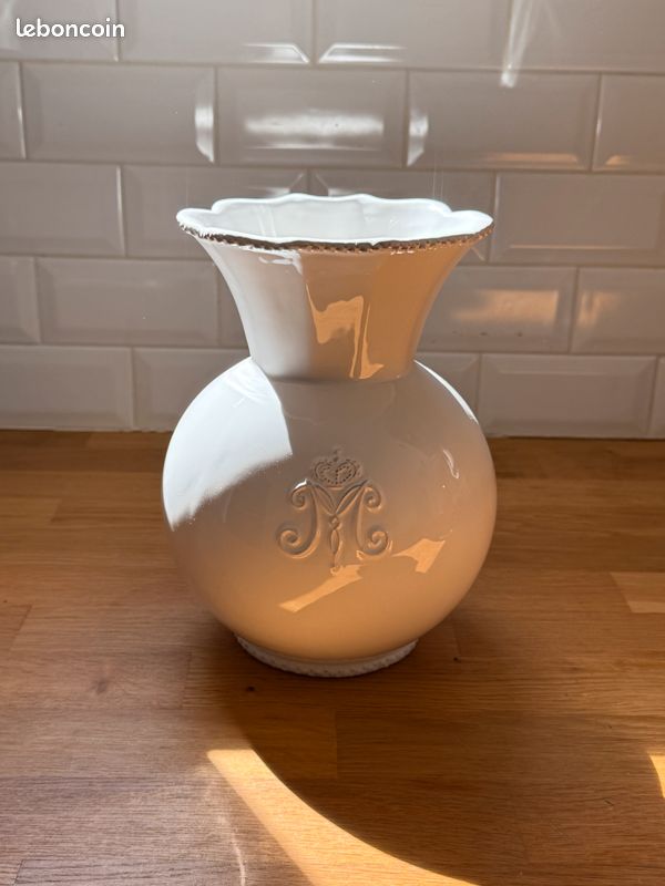 Vase en céramique blanche – style classique avec monogramme PAS D’ENVOI (image 1)