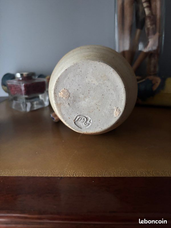 Un pichet en grès, signé (image 4)