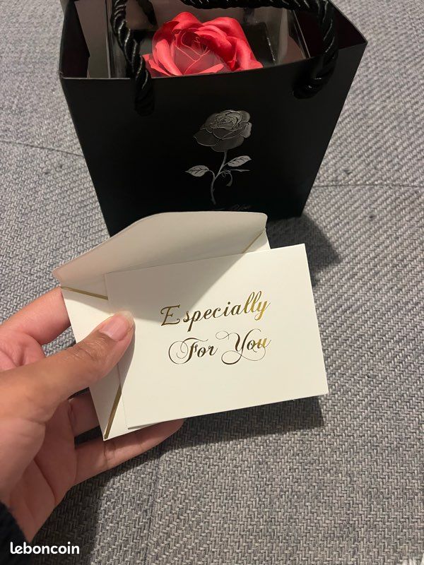 Coffret cadeau rose éternelle et collier (image 11)