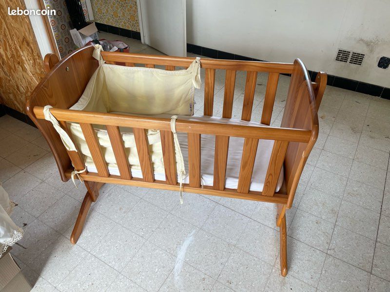 Lit bébé bois (image 1)