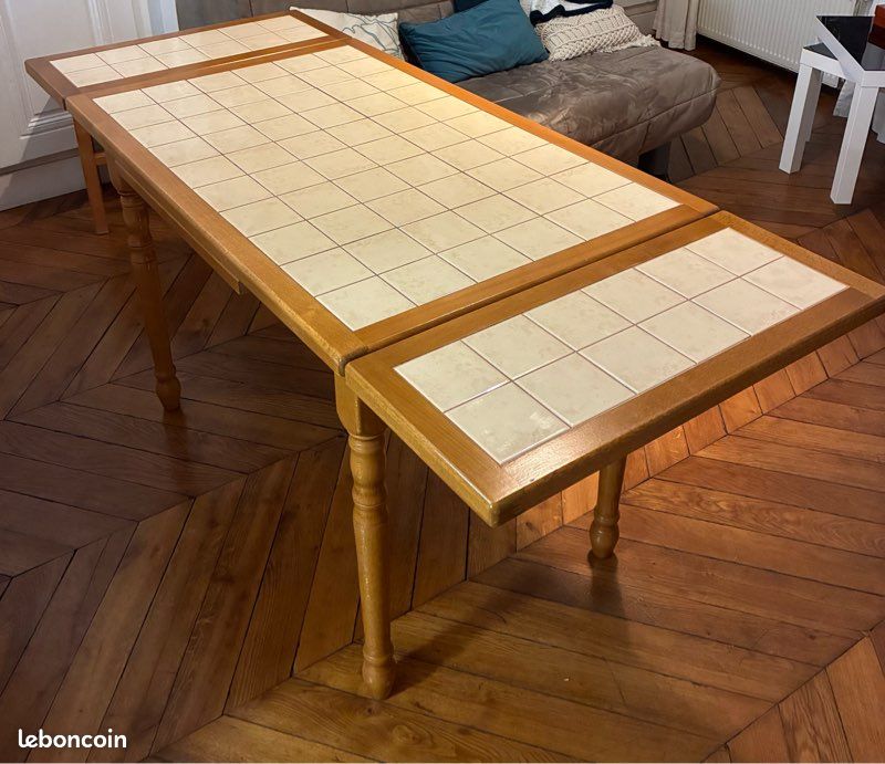 Table en bois avec plateau carrelé (image 4)