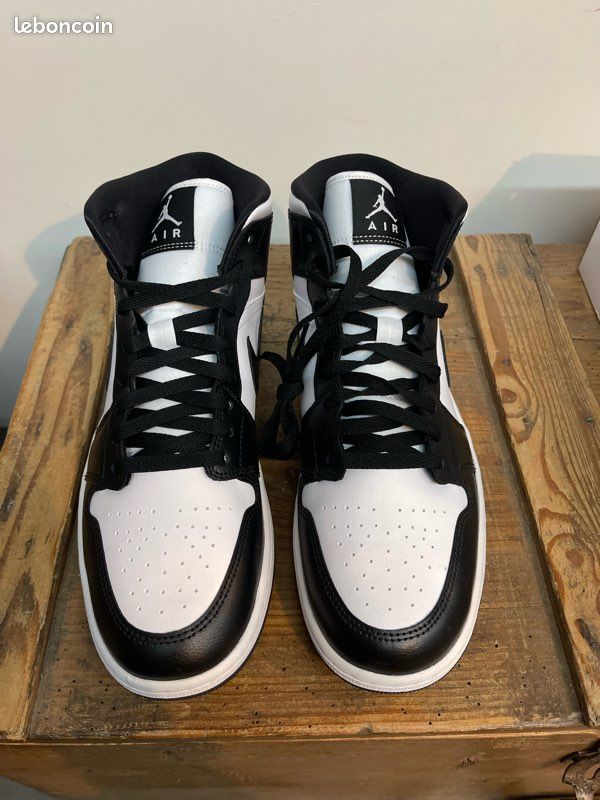 Nike air Jordan mid noir et blanche Chaussures