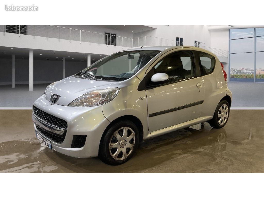 Peugeot 107 1.0e 12V 68ch BLUE LION Trendy (image 1)