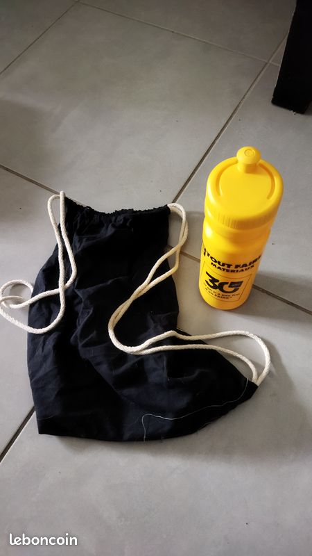 Pochon + gourde jaune + goodies (image 1)