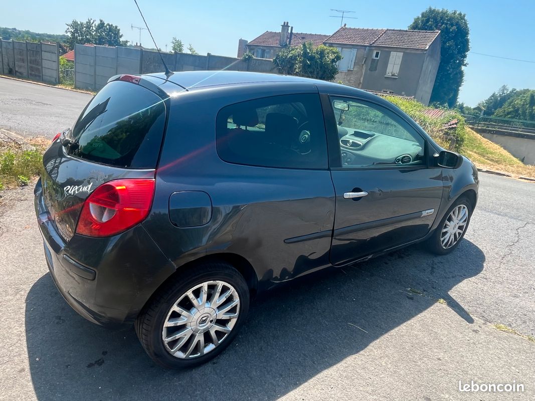 RENAULT Clio III 3 Portes 1.5 dCi 86 cv (image 4)