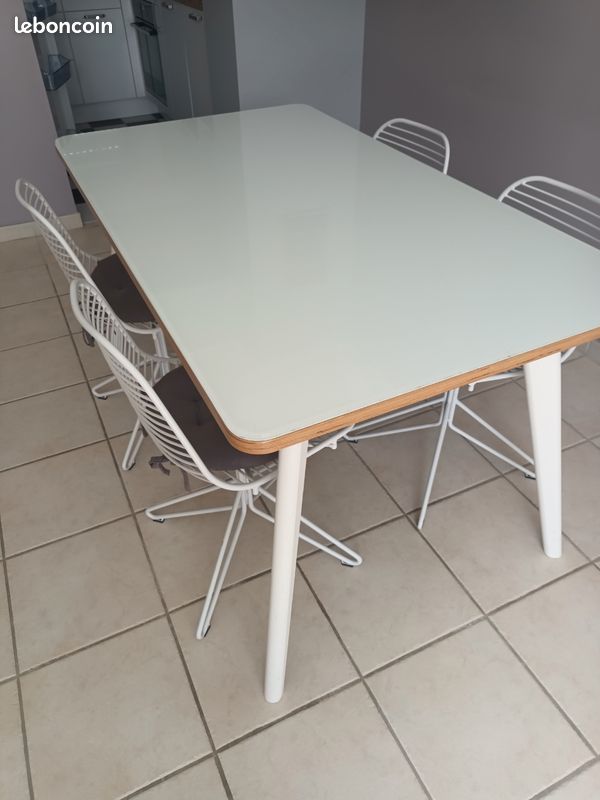 Table et 4 chaises (image 1)