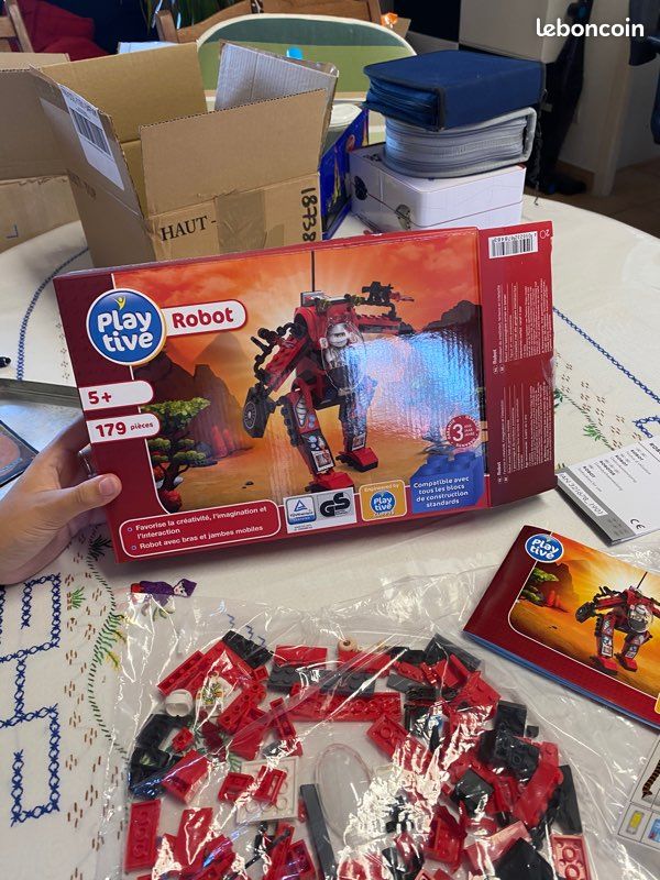 Lego robot play tive (image 1)