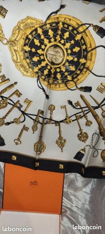 Carré Hermès en soie "Les Clés" – Noir et Or – Boîte d'origine (image 5)