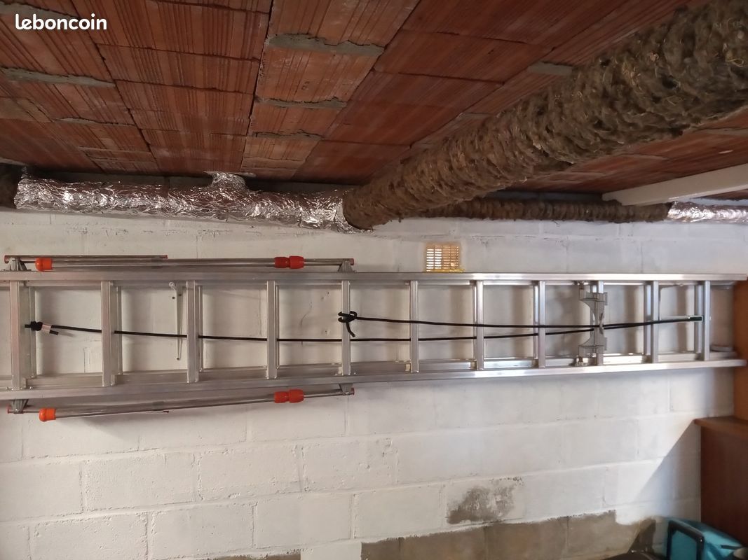 Vends Échelle classique état neuf servie 1 fois. Elle a 2 bras stabilisateur. Hauteur déployée mini 5,90m maxi 7,06m.pas de livraison. Elle est remise en main propre (image 3)