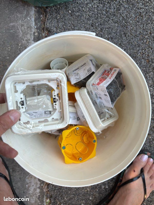 Lot accessoires pour electricité (image 1)