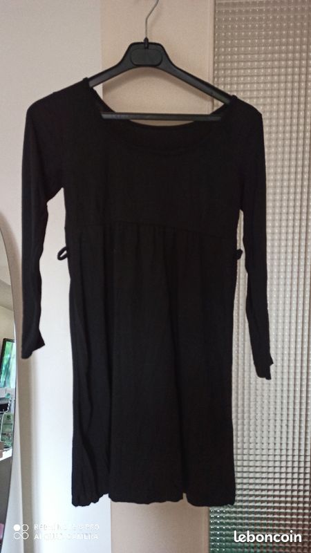 Robe ou tunique noire (image 1)