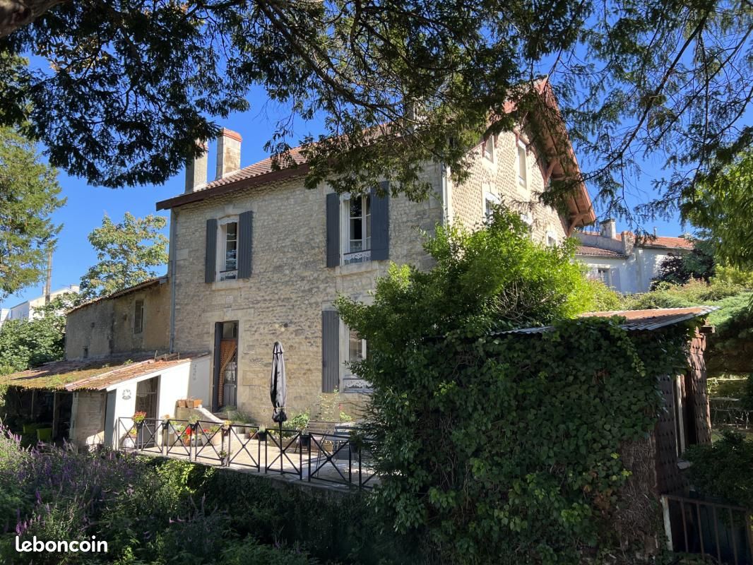 Maison 8 pièces 260 m² · à Saint-Jean-d'Angély · 260 m² · 263 000 €