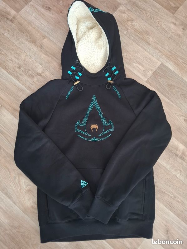 Pull assassin's screed Valhalla by venum noir taille S neuf