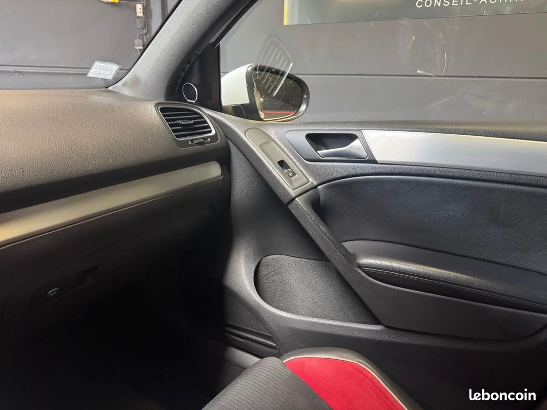 Volkswagen GOLF 6 GTI 2.0 TSI DSG Adidas / Dynaudio / Toit ouvrant panoramique / Sièges Chauffants (image 37)