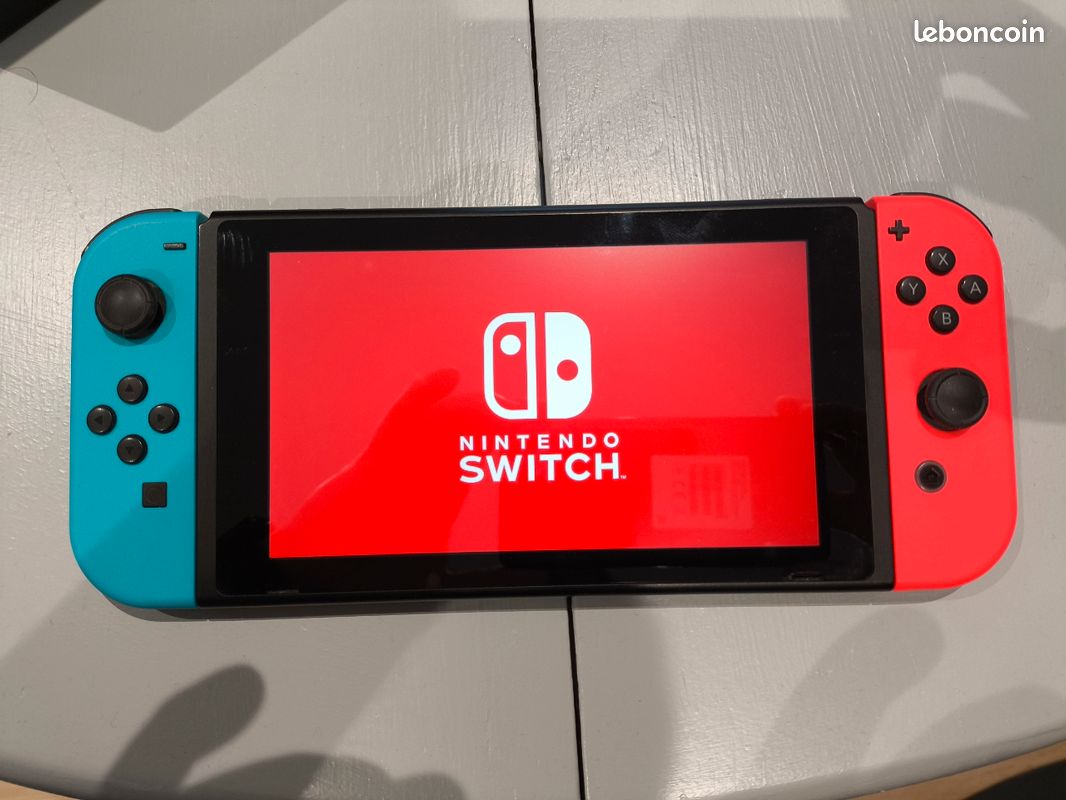 Nintendo Switch + manette pro + 2 jeux + accessoires et sacoche (image 4)
