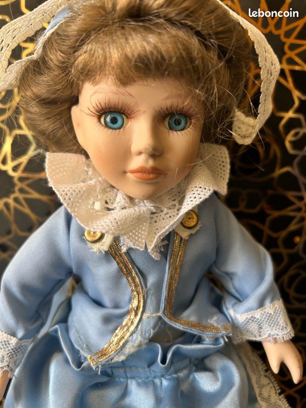 Poupée Luxe FIRST Lady Éléonore Collection Vienna Socle et Boîte 45cm