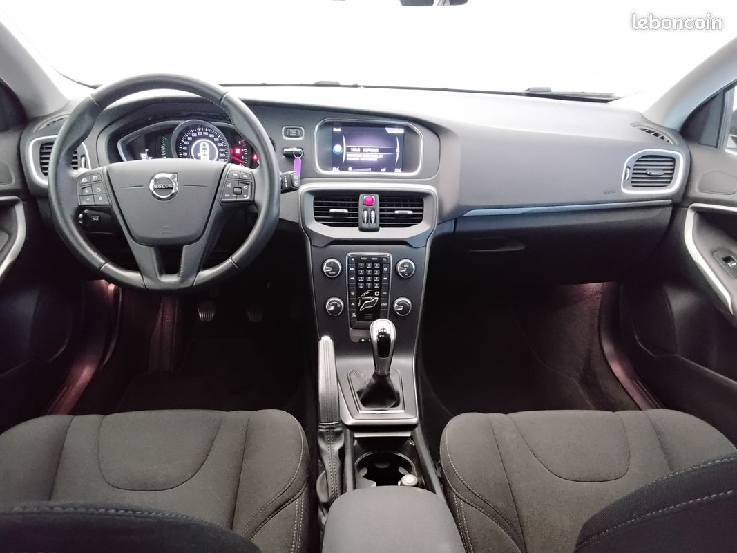Volvo v40 d2 2.0 120 ch – gps – carnet d'entretien – 91 000 km – 12 600 (image 3)