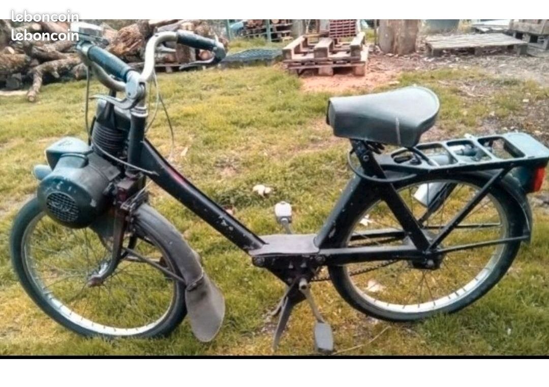 Yellow Velosolex 3800 VéloSolex Yellow Enamelled Key Ring