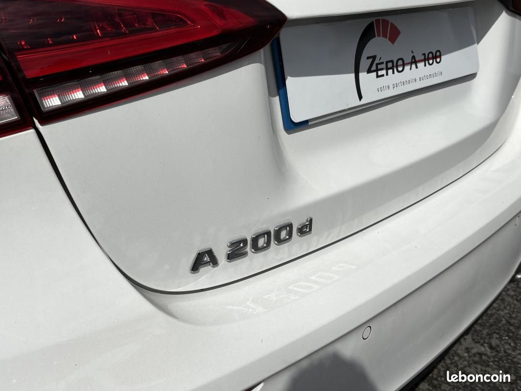 Mercedes Classe A A200D moteur mercedes pack AMG ( éclairage d'ambiance, Toit Ouvrant, Siège élec... (image 17)