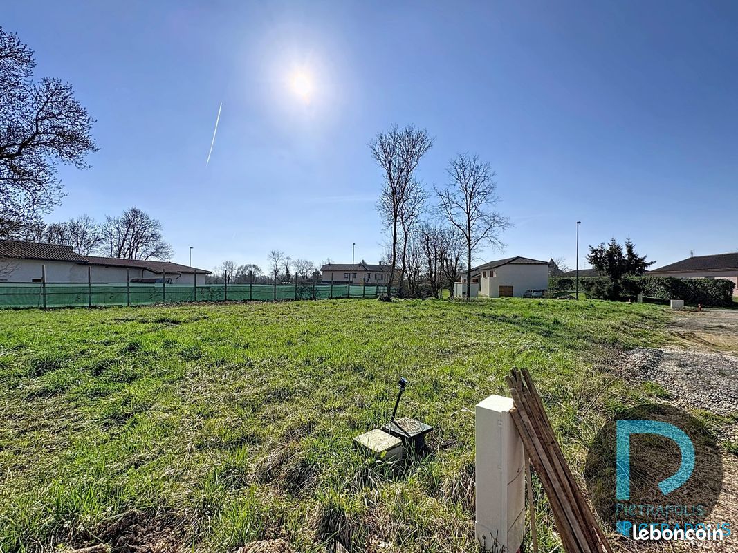 Terrain 899 m² · à Perrex · 899 m² · 83 000 €