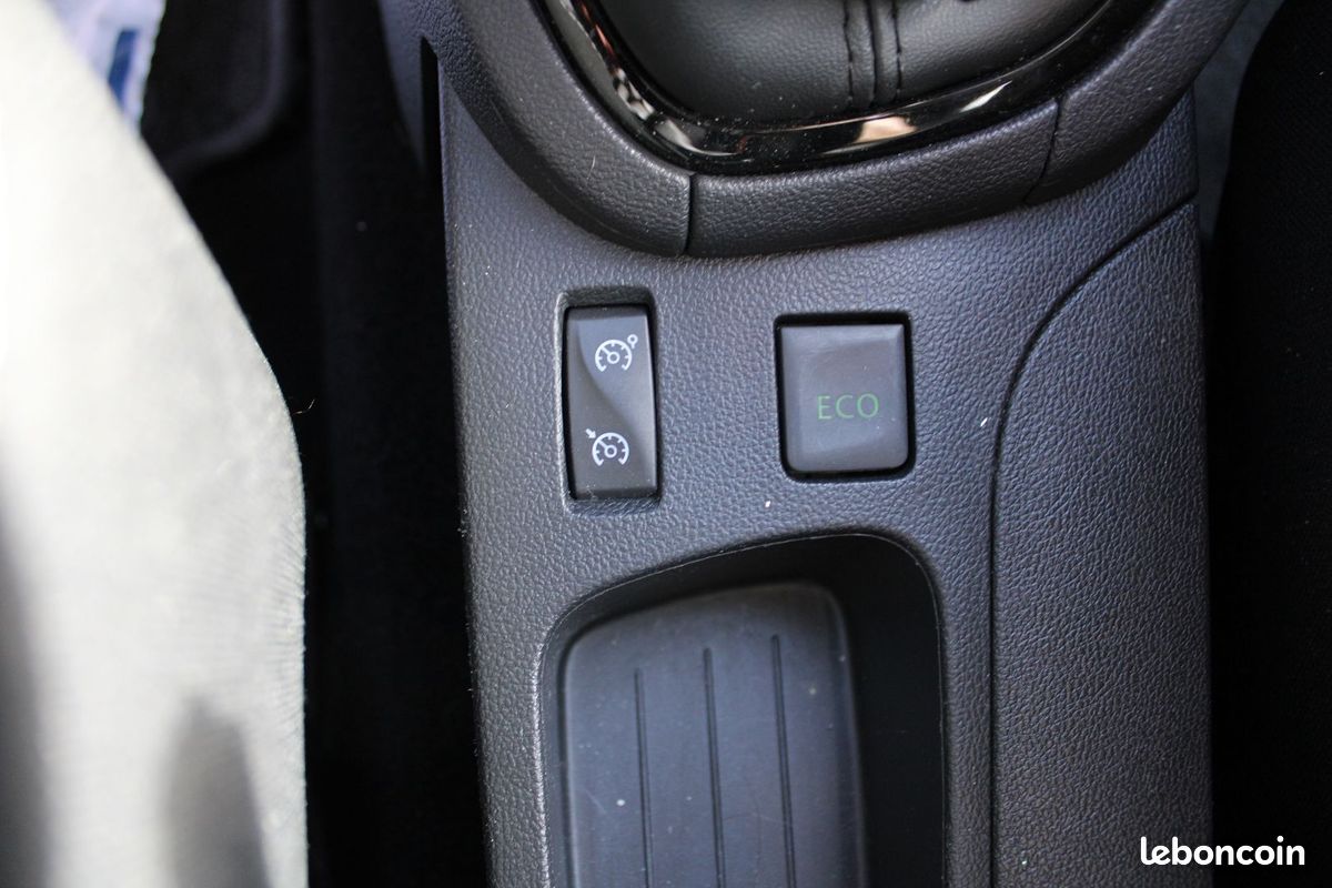 Renault CLIO 4 PHASE II TCE 90 CV BUSINESS GPS MÉDIA USB RÉGULATEUR BLUETOOTH CLIM AUTO RADARS (image 13)