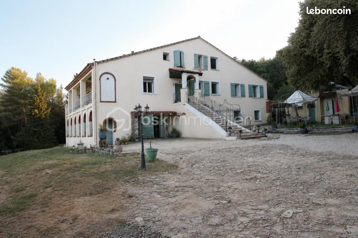 Immeuble 11 pièces 394 m² · à Signes · 394 m² · 1 140 000 €