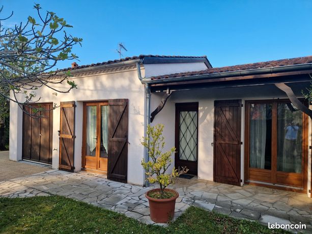 Maison Plain-pied / 2 chambres / jardin clos arboré et fleuri / puit / terrasse / garage / idéalement située