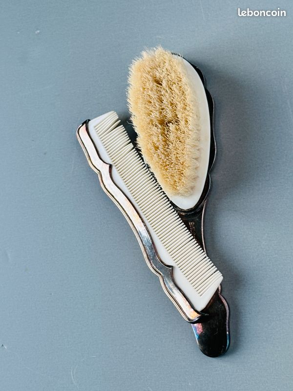 Ancienne Brosse Et Peigne Bébé En Métal Argenté Motif Bambi, Vintage