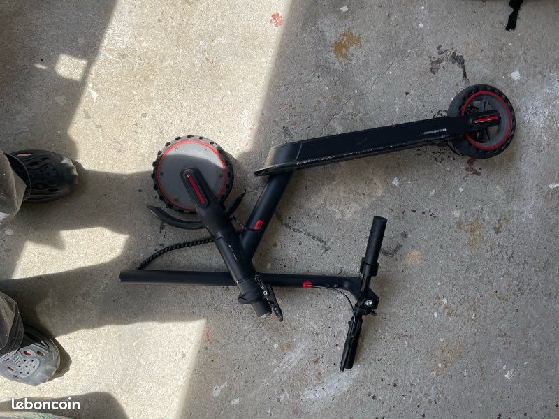 Trottinette électrique à vendre pour pièces ou réparation (image 1)