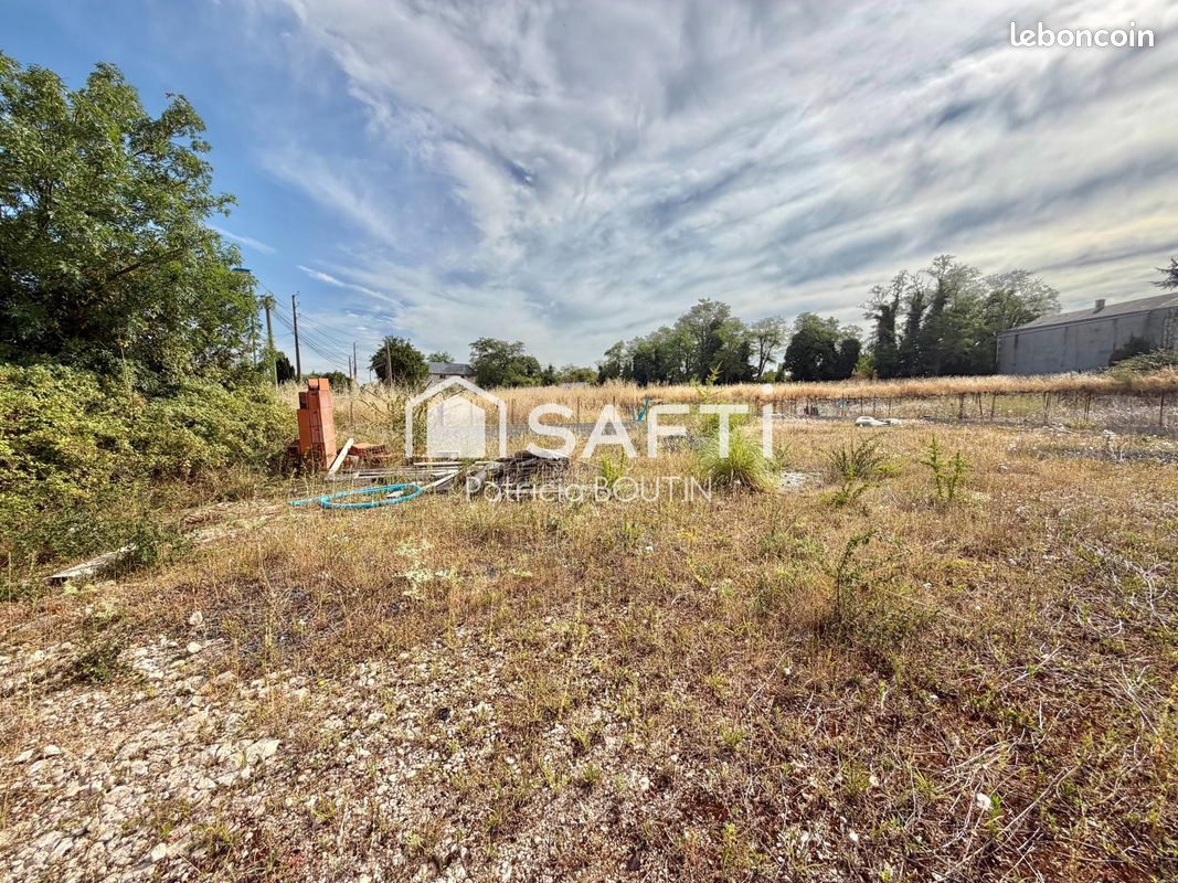 Terrain 1863 m² · à Benet · 1 863 m² · 89 000 €