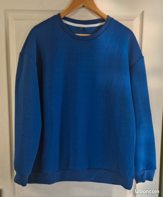 Pull bleu avec forme (image 1)
