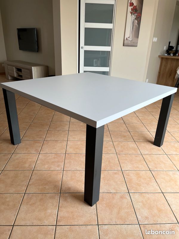 Table carrée 140x140 (image 1)