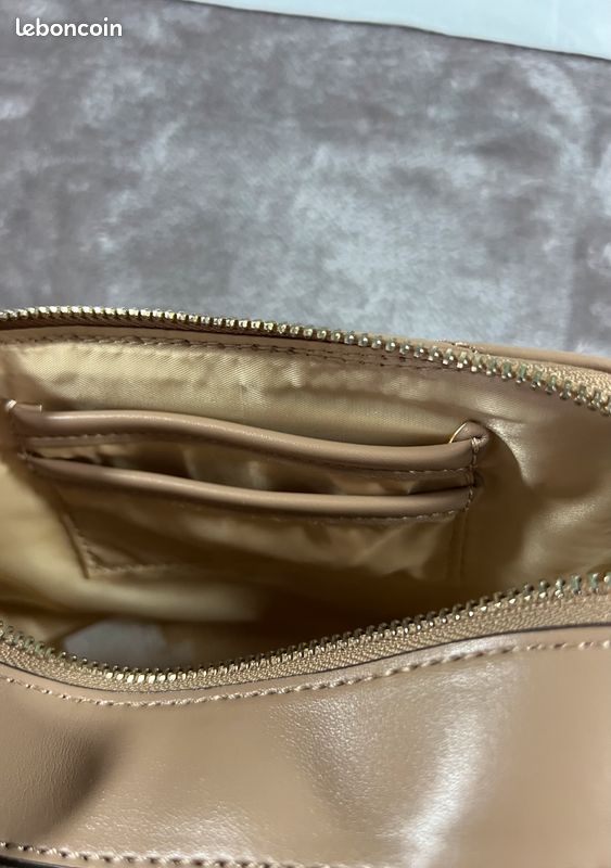 Sac Guess Alais Crossbody top zip | Taupe | Neuf avec étiquette (image 6)