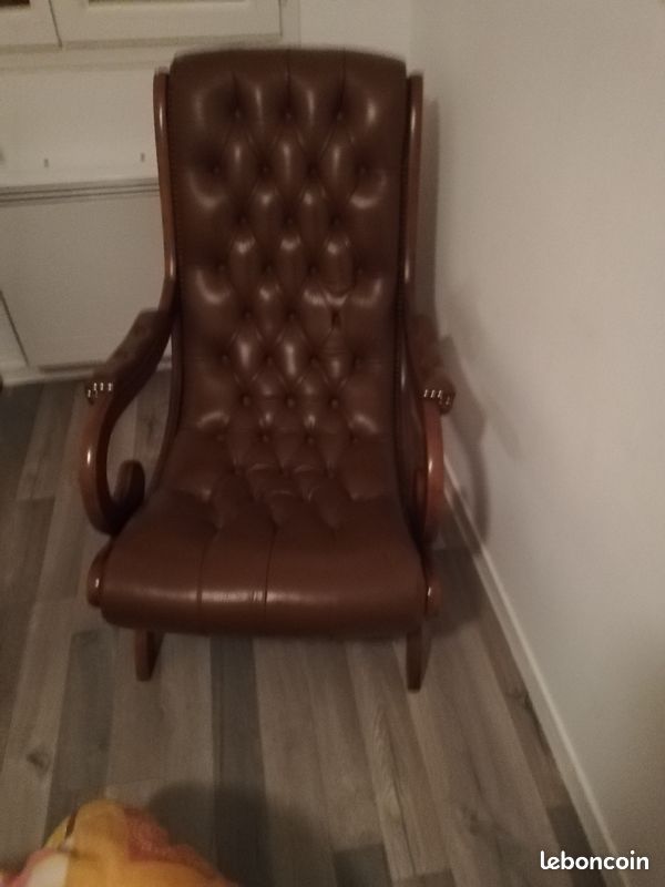 Salon anglais avec 2 fauteuils cuir (image 2)