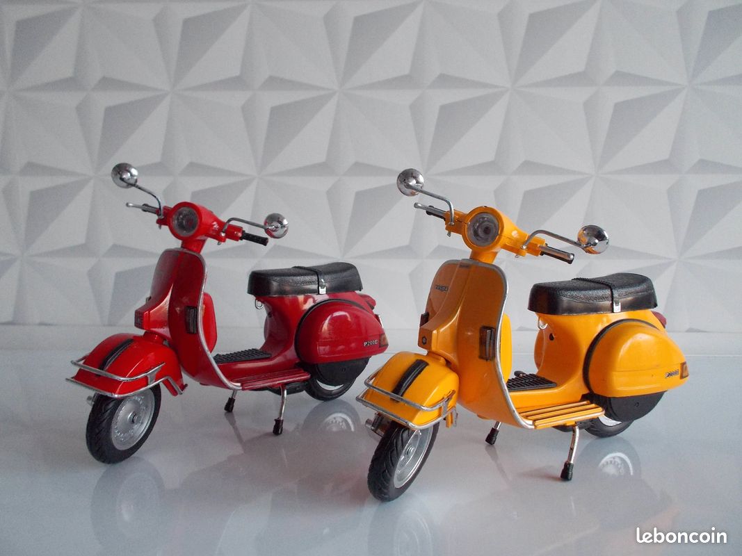 Miniature VESPA XONEX 1/6 Métal Bordeaux - Moto Scooter De Collection