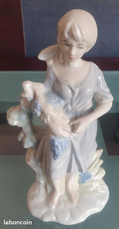 Ancienne Statuette en Porcelaine Émaillée d'une Femme Vendangeuse, Vigne, 19cm, Vintage (image 4)