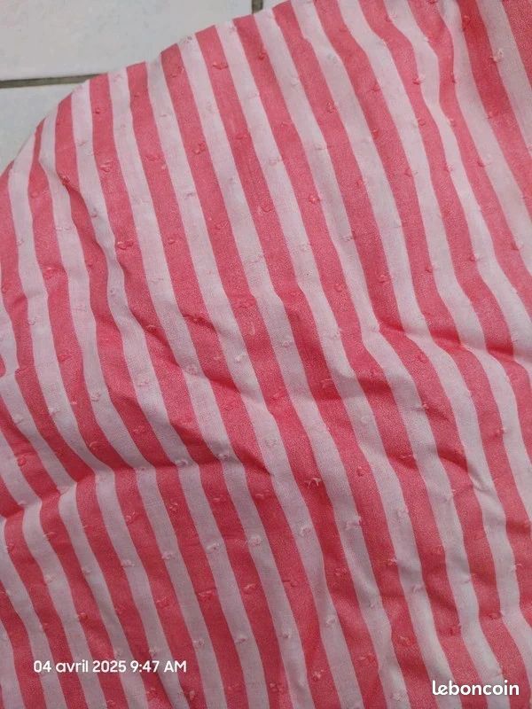Coupon De Tissu Coton Fleuri – Fond Rose Et Plumetis, Dimensions 80x150 Cm