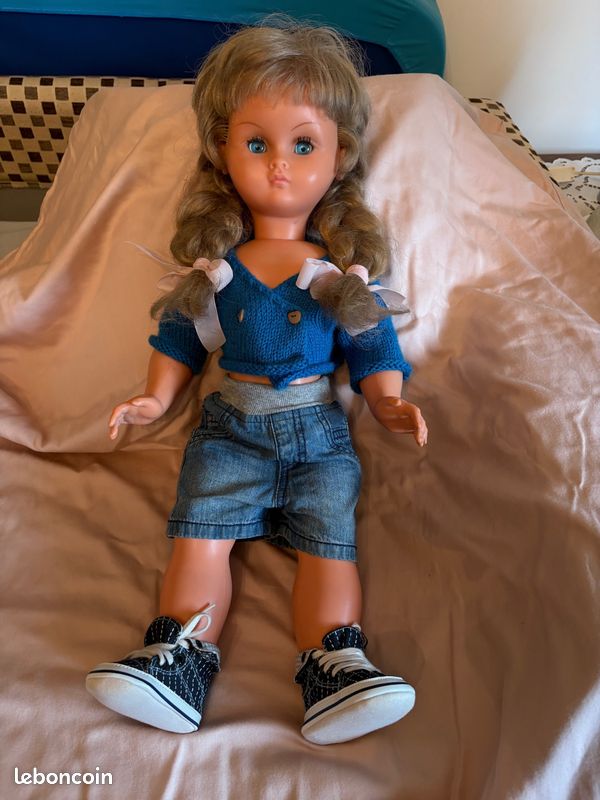 Poupée blonde yeux bleu - France