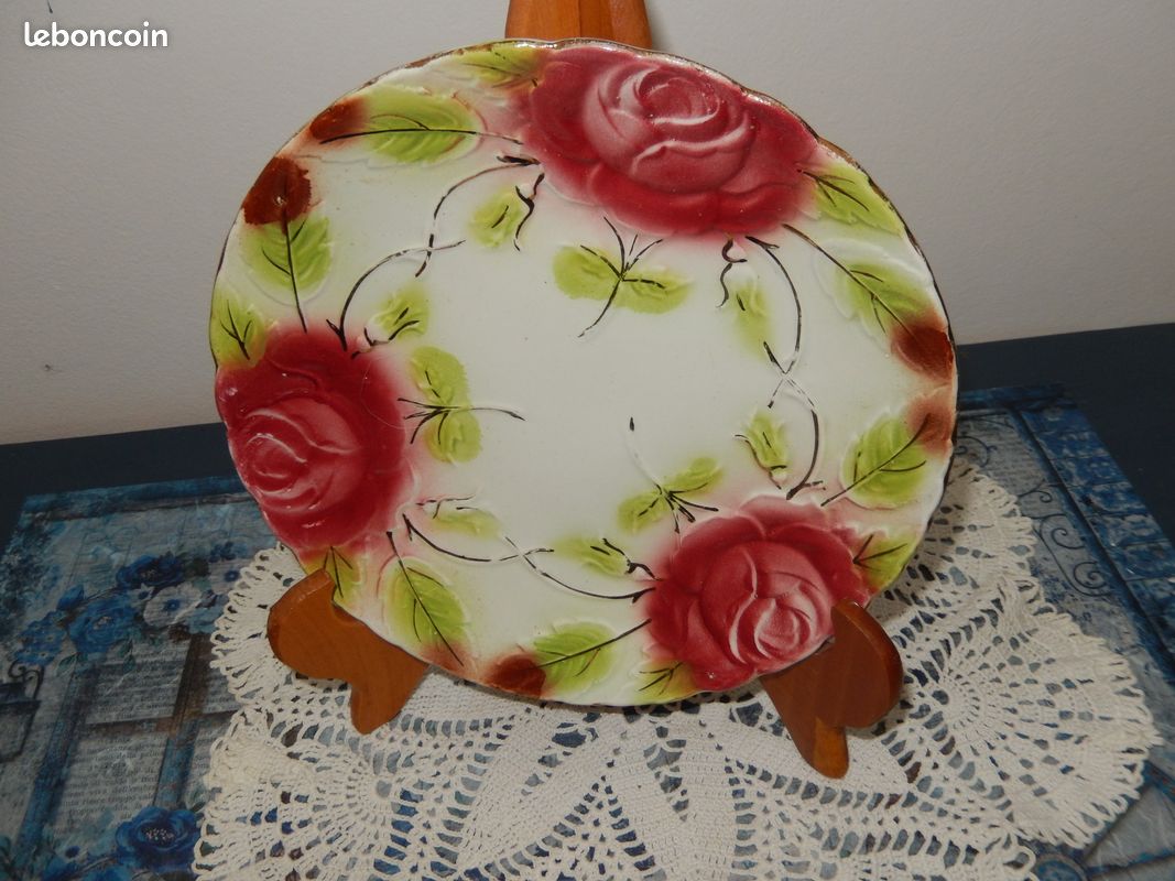 Assiette en barbotine - motif de roses - anciennes (image 1)