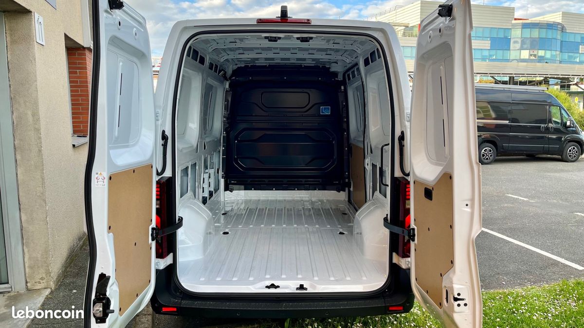 33 990 HT / Nissan interstar fourgon 3.5t l2h2 2.0 dci 170 cv BVA9 N-CONNECTA neuf / tva recuperable (image 4)