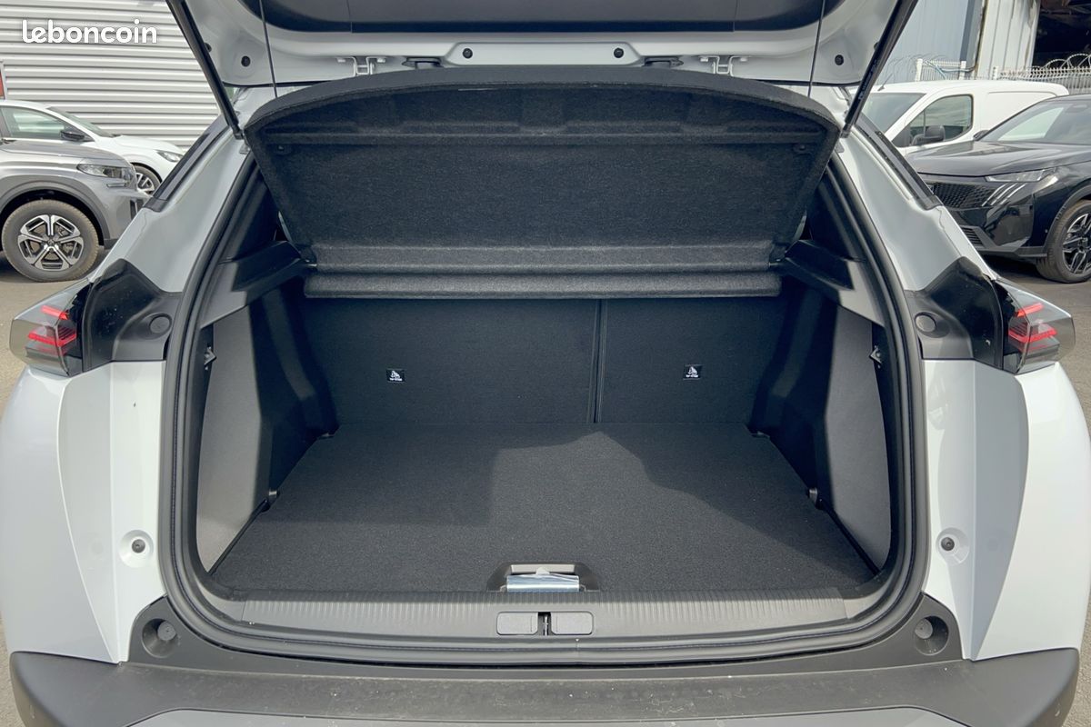 PEUGEOT 2008 Hybrid 145 e-DCS6 GT (image 9)