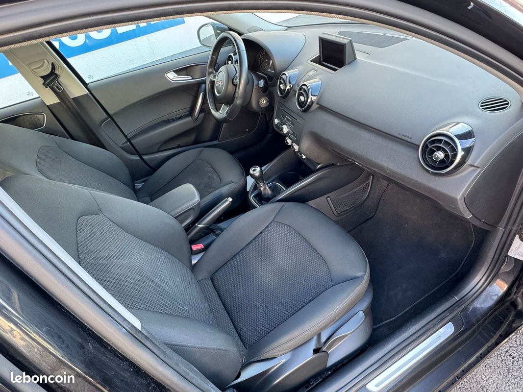 Audi A1 Sportback 1.6 TDI 90 cv Attraction premiere main (image 5)