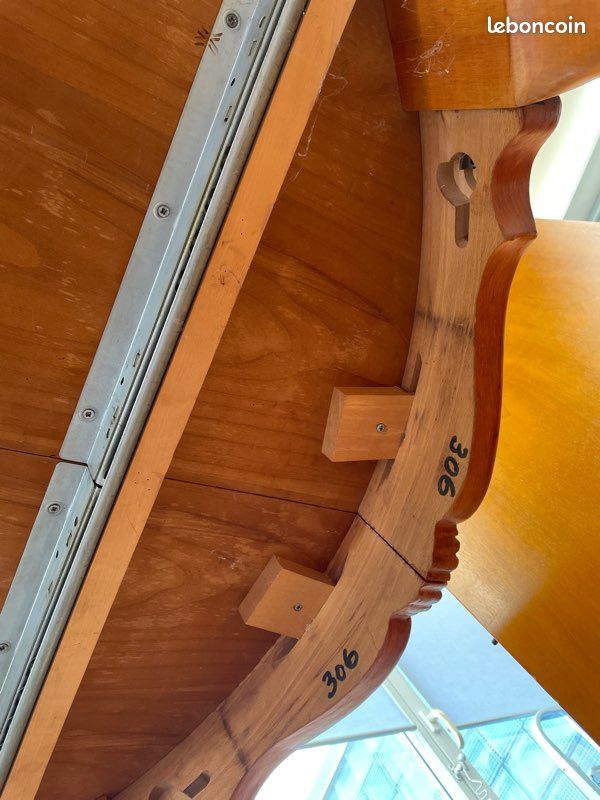 Table ronde en bois (image 4)