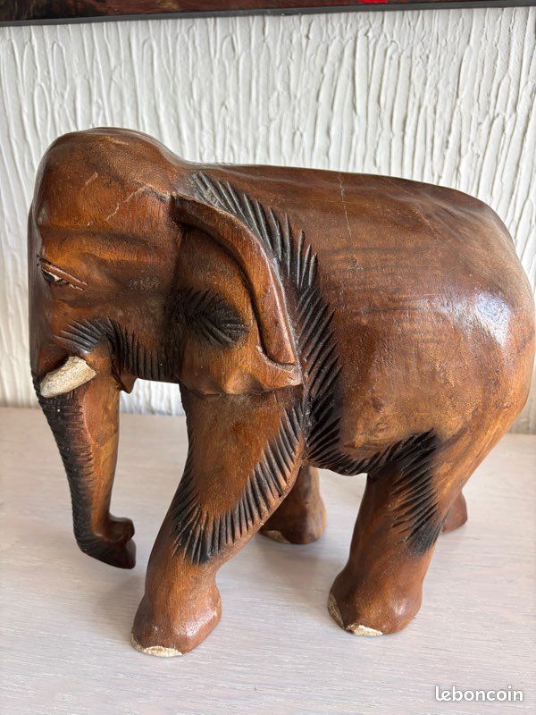 Sculpture d'éléphant en bois massif sculpté à la main (image 2)